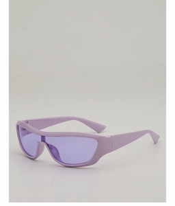 Détail des lunettes de soleil de sport Y2K violettes avec le modèle JH18222 sur la branche