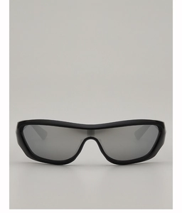 Vue avant des lunettes de soleil de sport Y2K avec monture noire et verres gris foncé