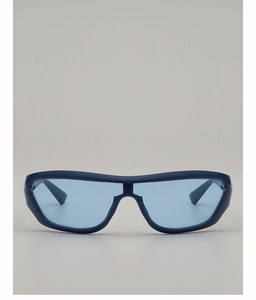Gros plan sur des lunettes de soleil Y2K bleues avec monture sport et verres teintés