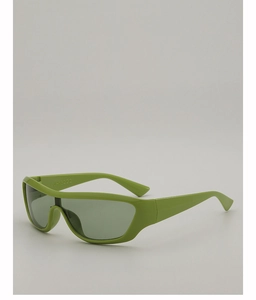 Gros plan sur les lunettes de soleil sport Y2K avec monture vert avocat et branches larges