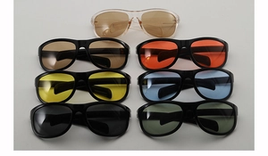 Lunettes de soleil de sport oversize de plusieurs couleurs sur fond gris neutre