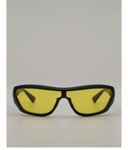 Gros plan de lunettes de sport Y2K avec verres jaunes et monture noire épaisse et audacieuse