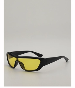 Vue détaillée de lunettes de soleil sport Y2K monture noire et verres teintés jaunes