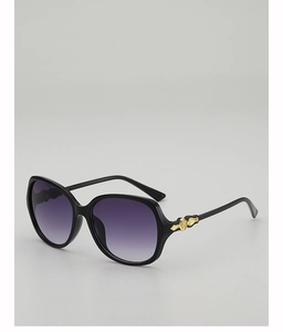Detail einer schwarzen Sonnenbrille mit lila Verlaufsgläsern und goldenen Metallverzierung