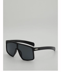Détail de lunettes de soleil noires avec décoration en métal argenté sur la charnière