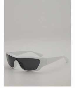 Vue détaillée de lunettes de soleil sport Y2K montrant le numéro JH18222 sur la branche