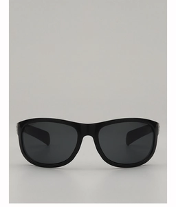 Détail de la monture noire profilée et des verres polarisés sombres des lunettes de cyclisme