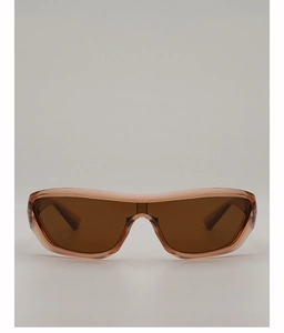 Détail des lunettes de soleil sport Y2K ambrées avec verres marron foncé tendance