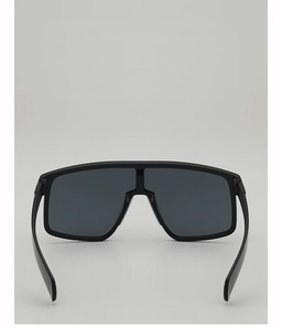 Vue arrière de lunettes de soleil de cyclisme surdimensionnées noires à verres foncés