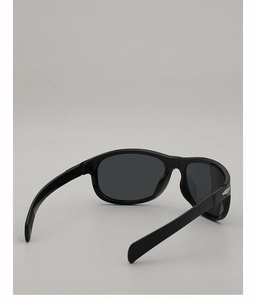 Vue latérale des lunettes de cyclisme noires avec détails métalliques argentés sur la branche