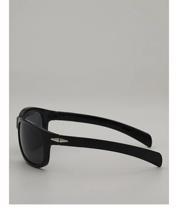 Détail de lunettes de cyclisme noir mat avec accents métalliques argentés en losange