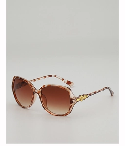 Detail der Sonnenbrille mit Leopardenmuster, goldenem Metallscharnier und Farbverlauf