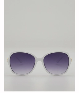 Details der weißen Oversized-Sonnenbrille mit lila Verlaufsgläsern und goldenem Dekor