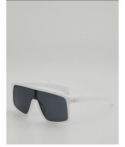 Détail de lunettes de soleil de sport blanches avec décoration métallique argentée