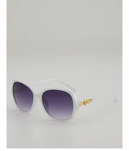 Details einer weißen Sonnenbrille mit lila Verlaufsgläsern und goldenen Verzierungen