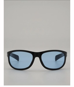 Vue de face de lunettes de soleil noires élégantes avec verres bleu clair transparents