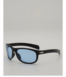 Détail de lunettes de cyclisme noires avec verres bleu clair et charnière en métal argenté