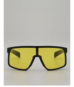 Détail de lunettes de soleil de sport rétro avec monture noire et verres jaunes