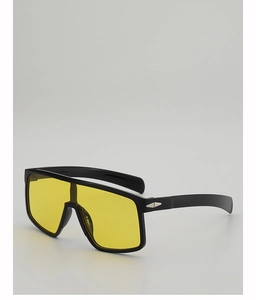 Détail de lunettes de soleil noires surdimensionnées avec verres jaunes et décor argenté
