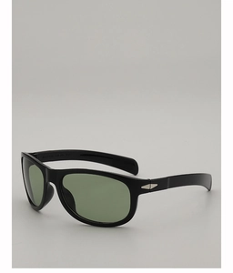 Gros plan de lunettes de soleil de sport noires avec verres vert foncé et charnières argentées