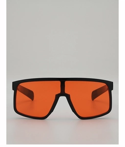 Détail de lunettes de soleil de sport oversize avec monture noire et verre orange uni
