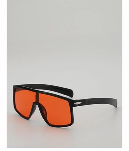 Détail de la monture noire mate avec verre orange et charnière en métal argenté