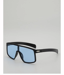 Détail de lunettes de soleil noires surdimensionnées avec verres bleus et charnières
