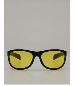 Détail de lunettes de soleil à monture noire et verres jaunes pour vision nocturne