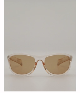 Détail de lunettes de soleil de cyclisme à monture transparente et verres ambrés