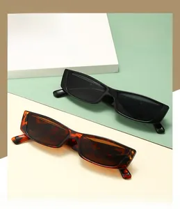 Détail de lunettes de soleil vintage carrées avec montures noires et écaille de tortue