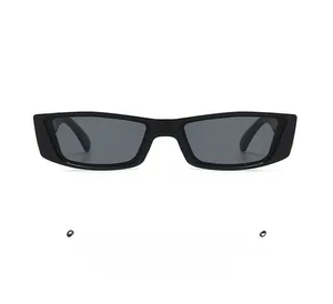 Détail de lunettes de soleil vintage carrées avec monture noire et verres gris foncé
