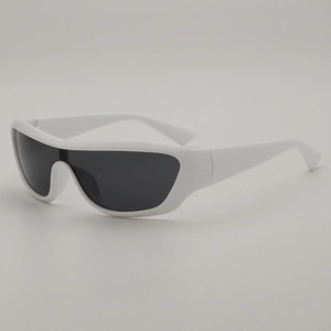 Lunettes de soleil sport Y2K blanches avec verres gris foncé au design rétro-futuriste