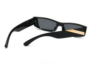 Détails de lunettes de soleil rectangulaires noires avec décor doré et marquage interne