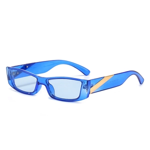 Lunettes de soleil rectangulaires bleues translucides rétro avec triangle en métal doré