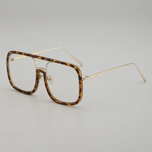 Classic tortoise square frame sunglasses with golden metal temples for stylish men