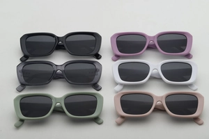 Vue à plat de lunettes de soleil rectangulaires rétro en six couleurs avec verres UV