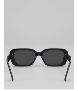 Vue arrière détaillée de lunettes de soleil carrées noires avec monture en résine polie