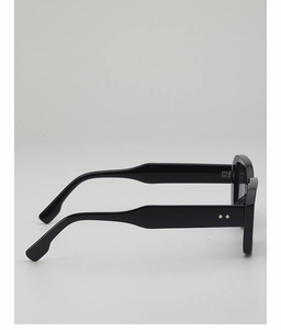 Vue latérale de lunettes de soleil carrées noires avec rivets en losange argentés