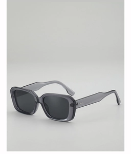 Gros plan sur les lunettes de soleil rectangulaires gris translucide avec détails en métal