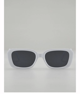 Détail de lunettes de soleil carrées blanches avec verres teintés et monture moderne