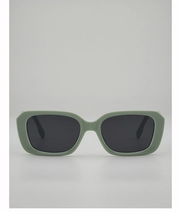 Détail de lunettes de soleil carrées vert sauge mat avec verres noirs rectangulaires