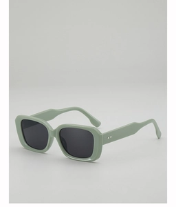 Vue détaillée des lunettes de soleil carrées vert sauge avec monture épaisse et verres
