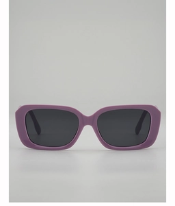 Détail de la monture rectangulaire violette et des verres noirs de ces lunettes