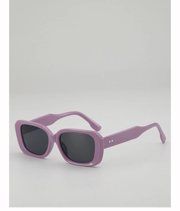 Gros plan de lunettes de soleil carrées lavande avec rivets argentés et verres sombres
