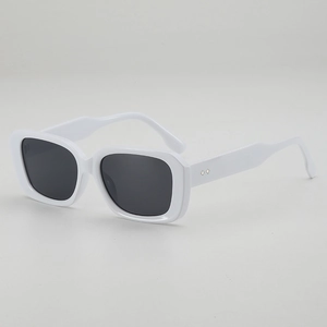 Lunettes de soleil rétro carrées blanches avec verres foncés et rivets argentés