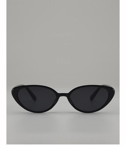 Primo piano di occhiali da sole cat-eye vintage con montatura nera spessa e lenti