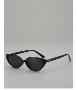 Dettaglio degli occhiali da sole cat-eye neri vintage con punti argentati e lenti scure