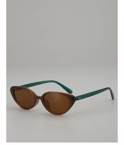 Dettaglio degli occhiali da sole cat-eye con montatura marrone e stanghette verdi
