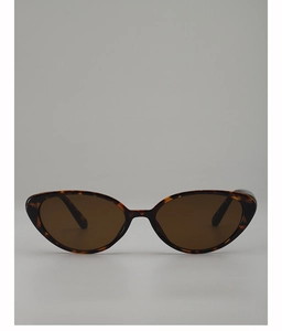 Dettaglio degli occhiali da sole vintage cat-eye con montatura tartarugata leopardo retrò