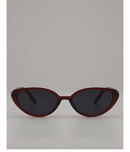 Dettaglio degli occhiali da sole cat-eye rossi con lenti scure e cerniere in metallo